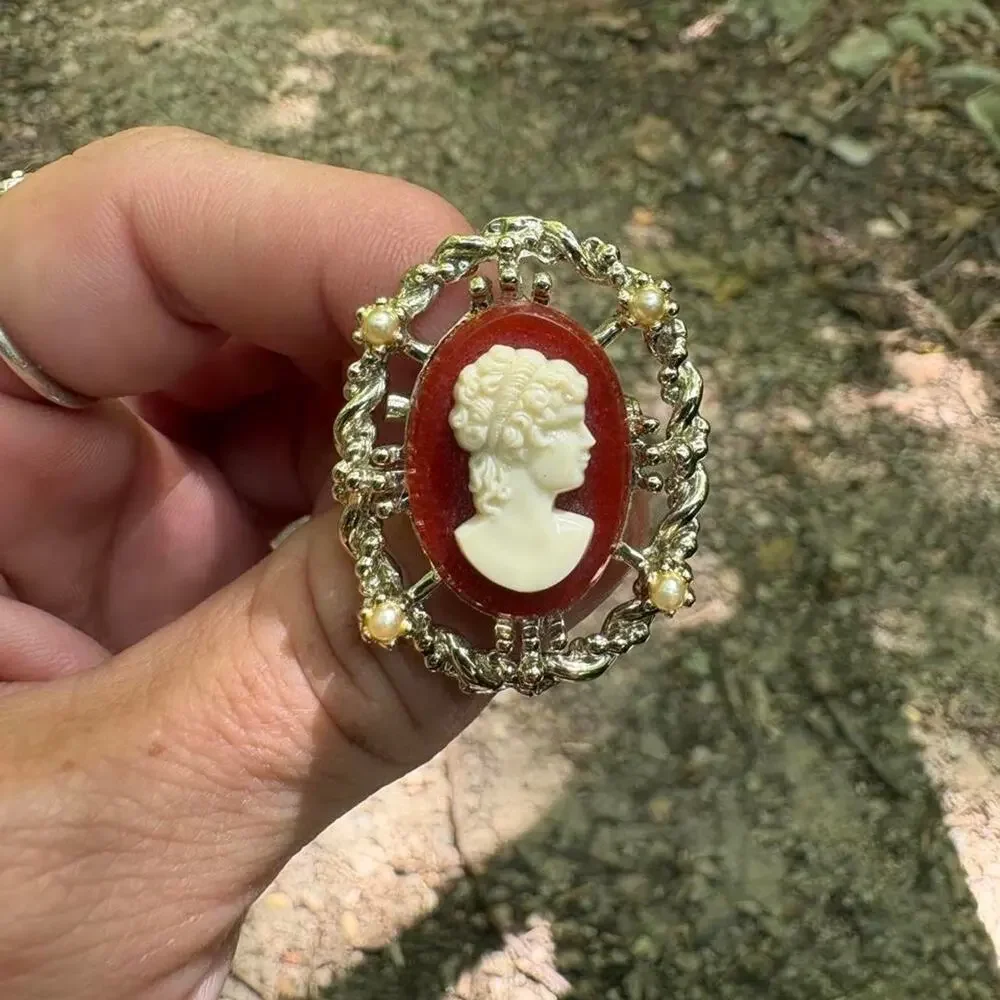Vintage 1960s gold tone cameo brooch